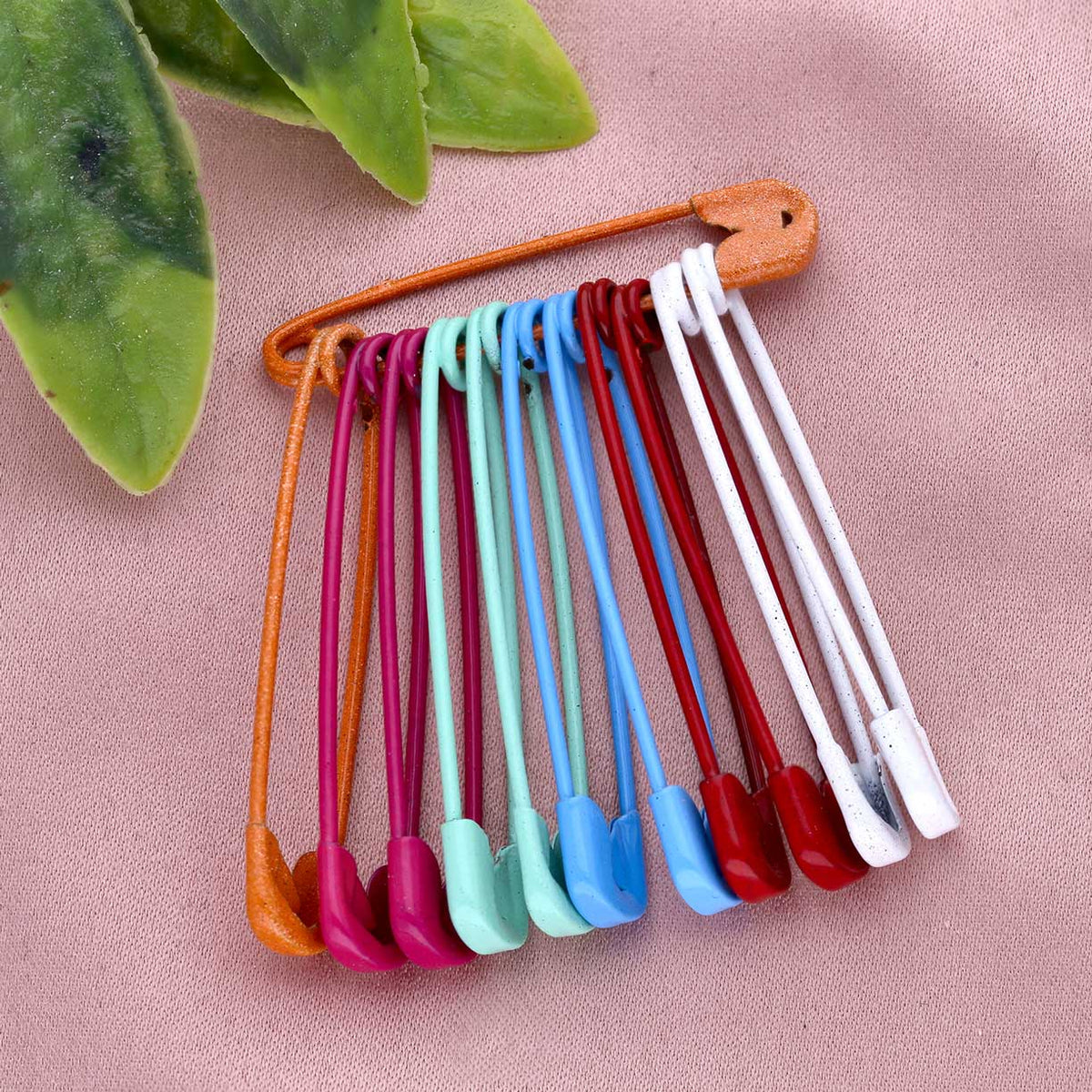 Safety Pins in Assorted color - 4 No - ESKU301800682